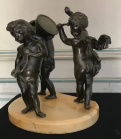 Trois anges musiciens, sculptures en bronze sur socle de marbre
