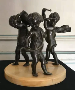Trois anges musiciens, sculptures en bronze sur socle de marbre