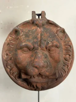 Trois lions cache-boulin, décors de façade en fonte et en terre-cuite, vers 1880