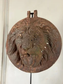 Trois lions cache-boulin, décors de façade en fonte et en terre-cuite, vers 1880
