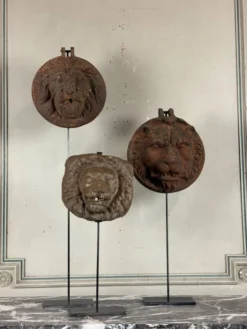 Trois lions cache-boulin, décors de façade en fonte et en terre-cuite, vers 1880
