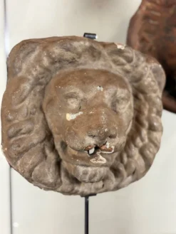 Trois lions cache-boulin, décors de façade en fonte et en terre-cuite, vers 1880