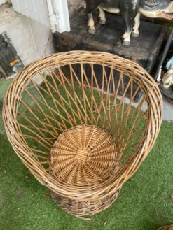 Très bel ensemble en rotin vintage: 4 fauteuils et une table(75/57cm).