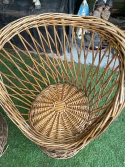 Très bel ensemble en rotin vintage: 4 fauteuils et une table(75/57cm).