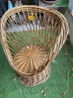 Très bel ensemble en rotin vintage: 4 fauteuils et une table(75/57cm).