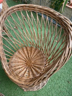 Très bel ensemble en rotin vintage: 4 fauteuils et une table(75/57cm).