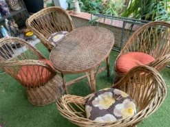 Très bel ensemble en rotin vintage: 4 fauteuils et une table(75/57cm).