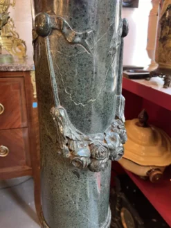 Très belle et ancienne colonne en marbre de couleur vert, datant du XIXe siècle
