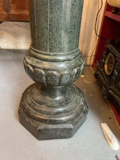 Très belle et ancienne colonne en marbre de couleur vert, datant du XIXe siècle