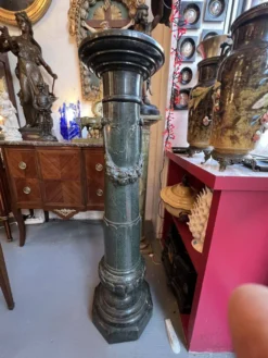 Très belle et ancienne colonne en marbre de couleur vert, datant du XIXe siècle