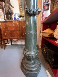 Très belle et ancienne colonne en marbre de couleur vert, datant du XIXe siècle