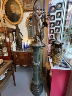 Très belle et ancienne colonne en marbre de couleur vert, datant du XIXe siècle