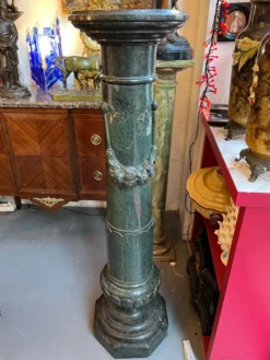 Très belle et ancienne colonne en marbre de couleur vert, datant du XIXe siècle