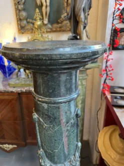 Très belle et ancienne colonne en marbre de couleur vert, datant du XIXe siècle