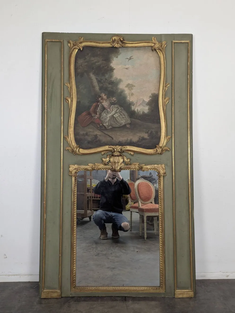 Trumeau Louis XV en bois laqué vert à scène galante