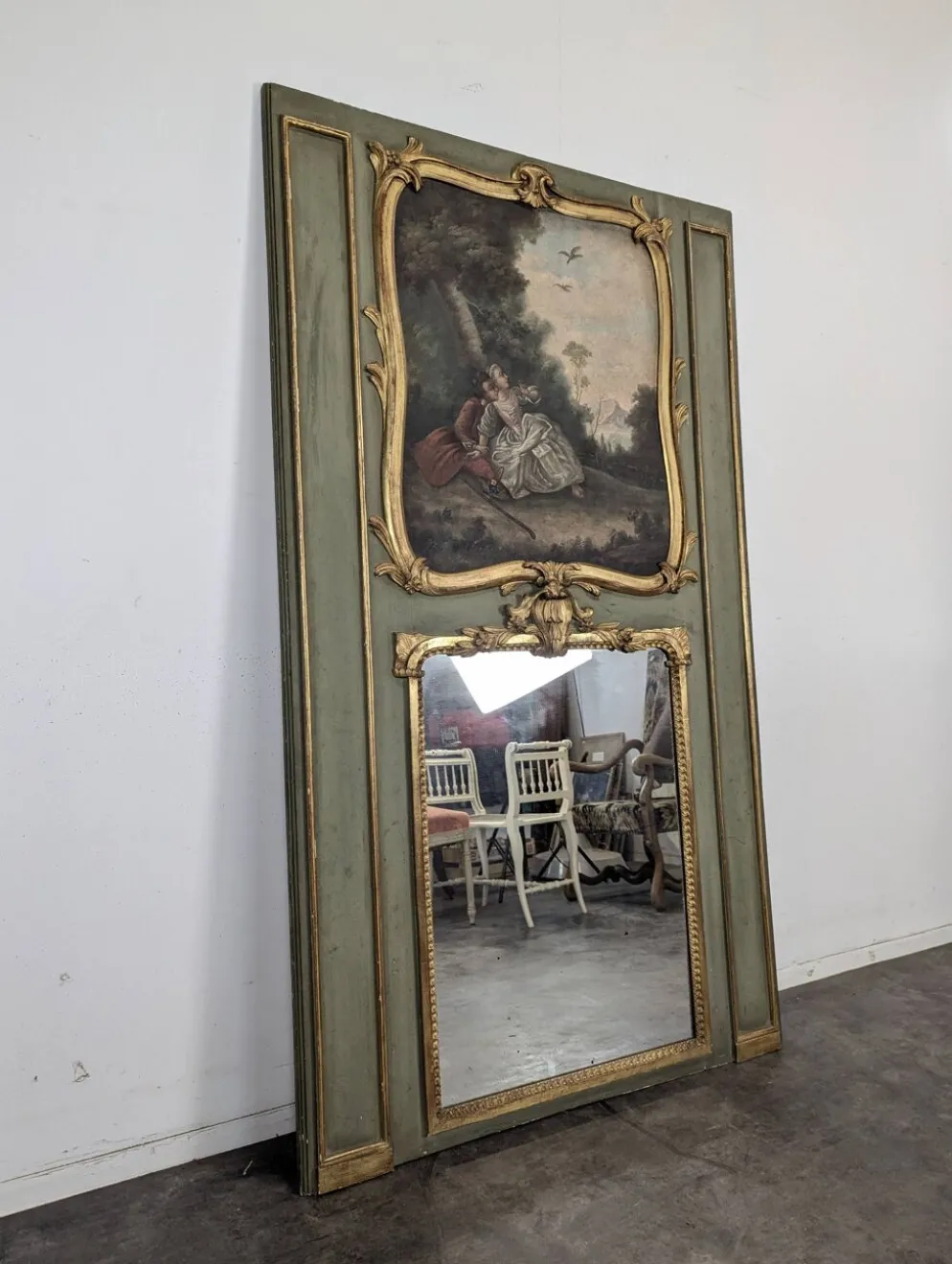Trumeau Louis XV en bois laqué vert à scène galante