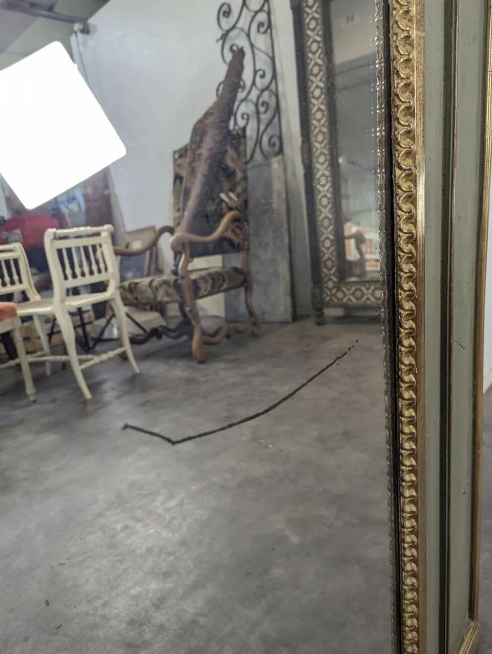 Trumeau Louis XV en bois laqué vert à scène galante