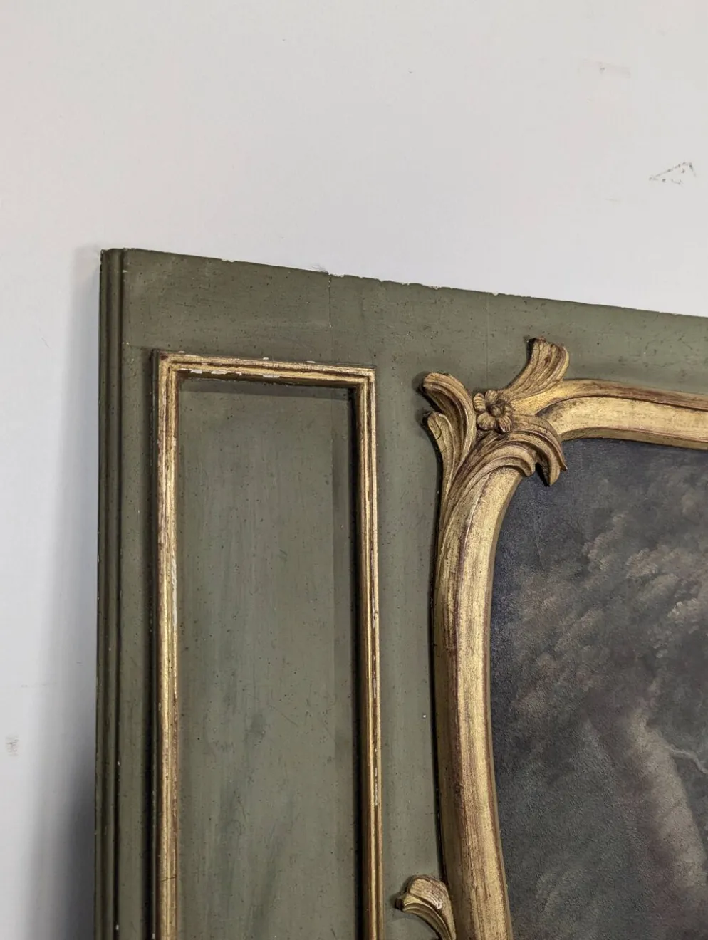 Trumeau Louis XV en bois laqué vert à scène galante