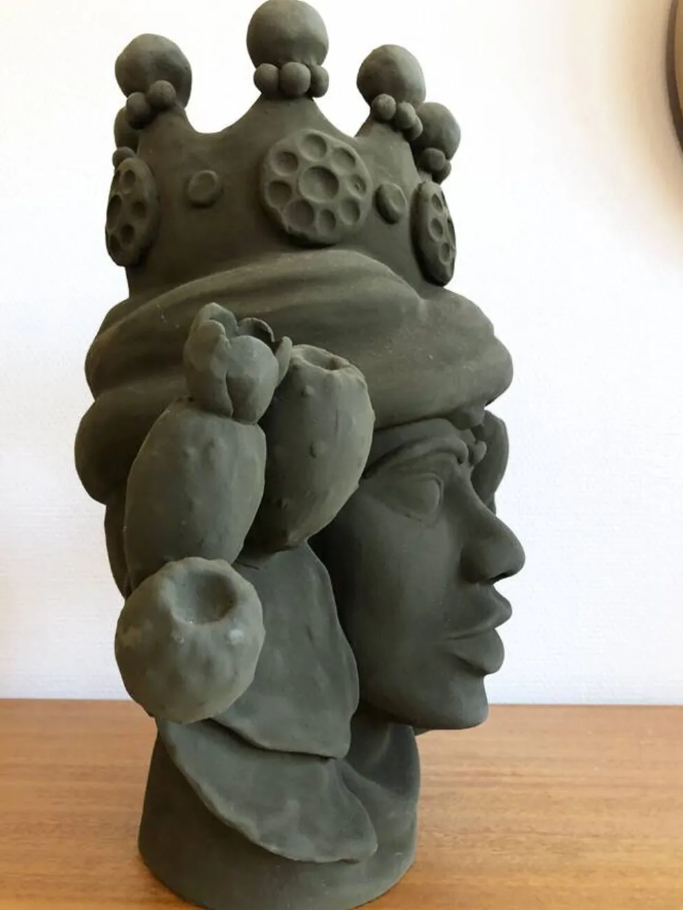 Tête couronnée en céramique par Stefania Boemi – Sicile, Italie