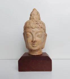 Tête de Bouddha en terre cuite