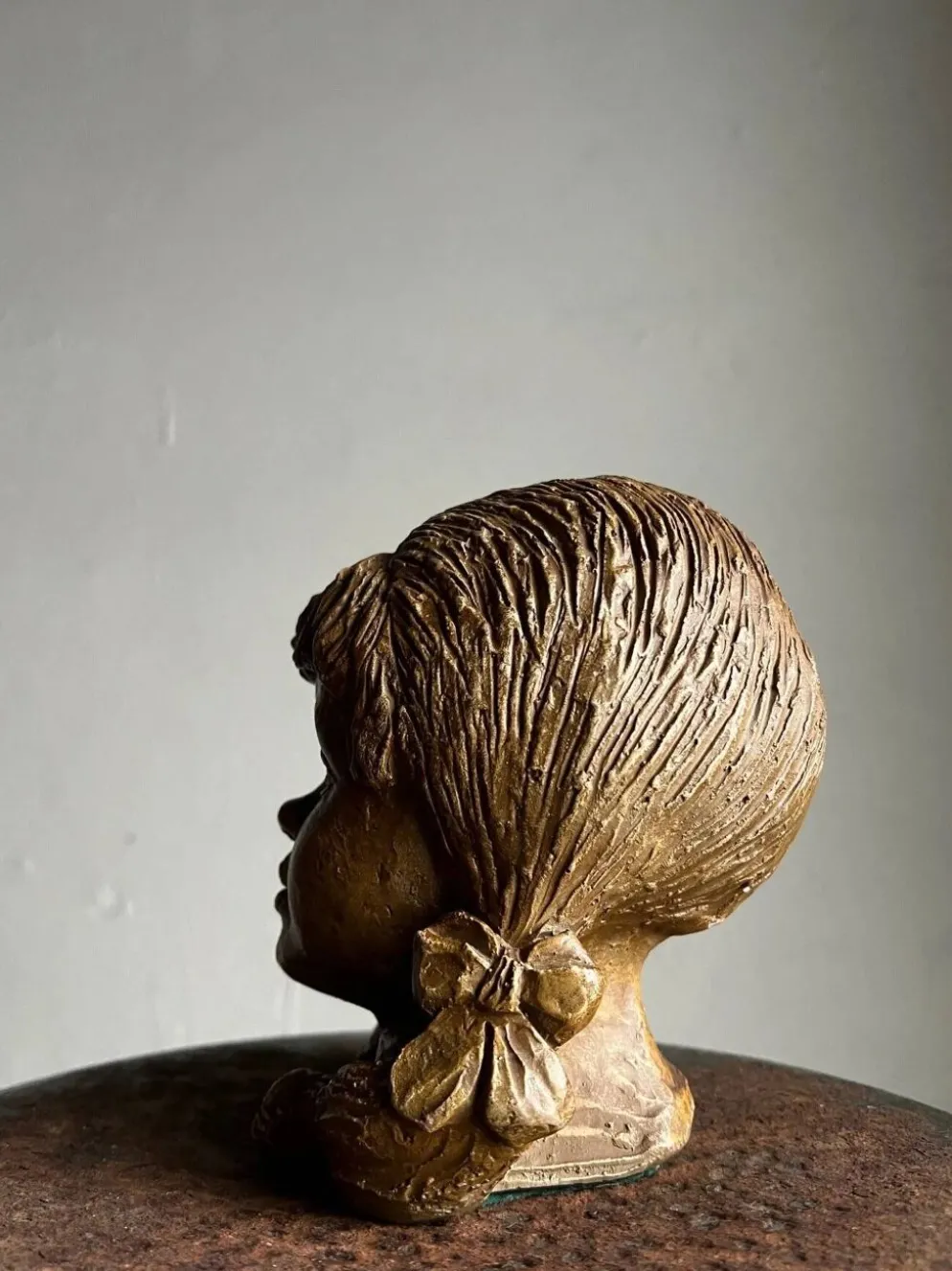 Tête de jeune fille en grès, sculpture | Pays-Bas | Années 1970