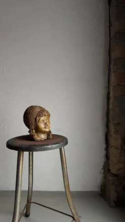 Tête de jeune fille en grès, sculpture | Pays-Bas | Années 1970