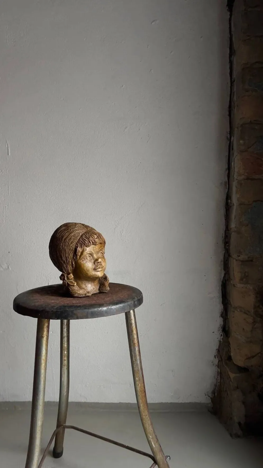 Tête de jeune fille en grès, sculpture | Pays-Bas | Années 1970