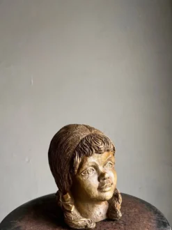 Tête de jeune fille en grès, sculpture | Pays-Bas | Années 1970