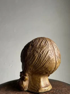 Tête de jeune fille en grès, sculpture | Pays-Bas | Années 1970