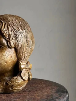 Tête de jeune fille en grès, sculpture | Pays-Bas | Années 1970