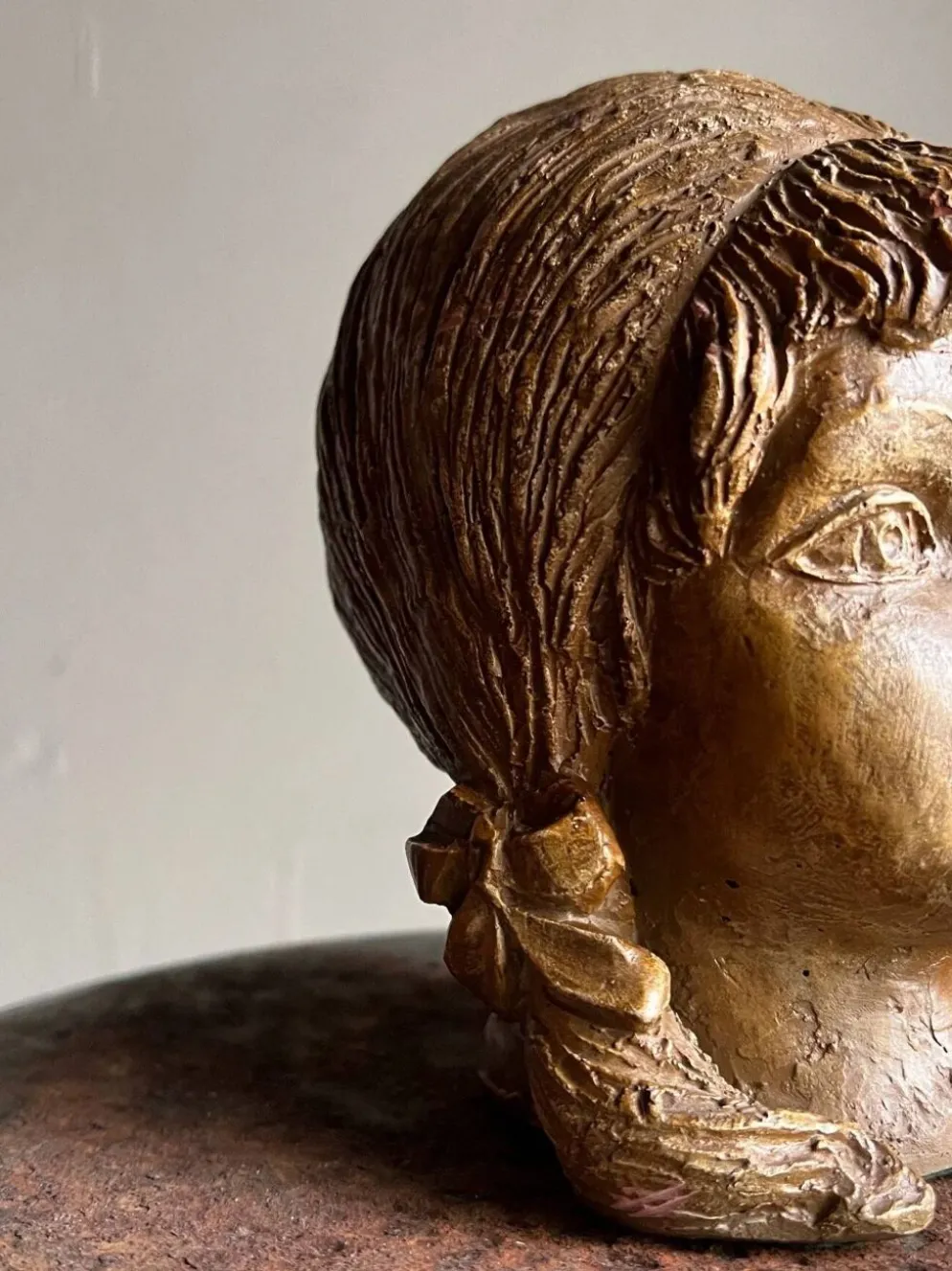 Tête de jeune fille en grès, sculpture | Pays-Bas | Années 1970
