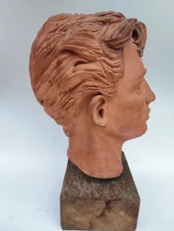 Tête de jeune homme sculptée en terre cuite