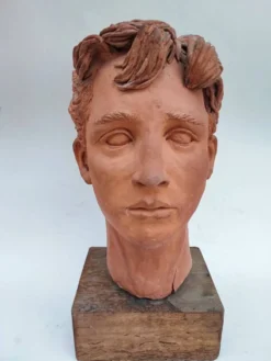 Tête de jeune homme sculptée en terre cuite