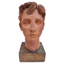 Tête de jeune homme sculptée en terre cuite