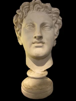 Tête en stuc de très grande taille représentant une figure romaine