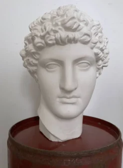 Tête grecque en plâtre blanc