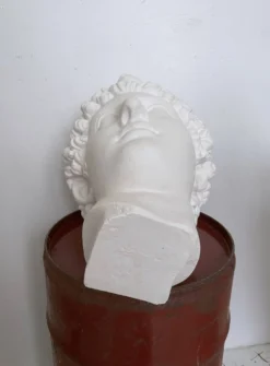 Tête grecque en plâtre blanc