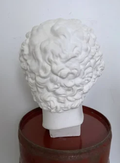 Tête grecque en plâtre blanc