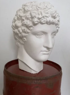 Tête grecque en plâtre blanc