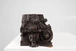 Un ancien chapiteau de colonne corinthienne sculpté à la main, France, XVIIIe siècle