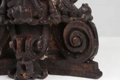 Un ancien chapiteau de colonne corinthienne sculpté à la main, France, XVIIIe siècle
