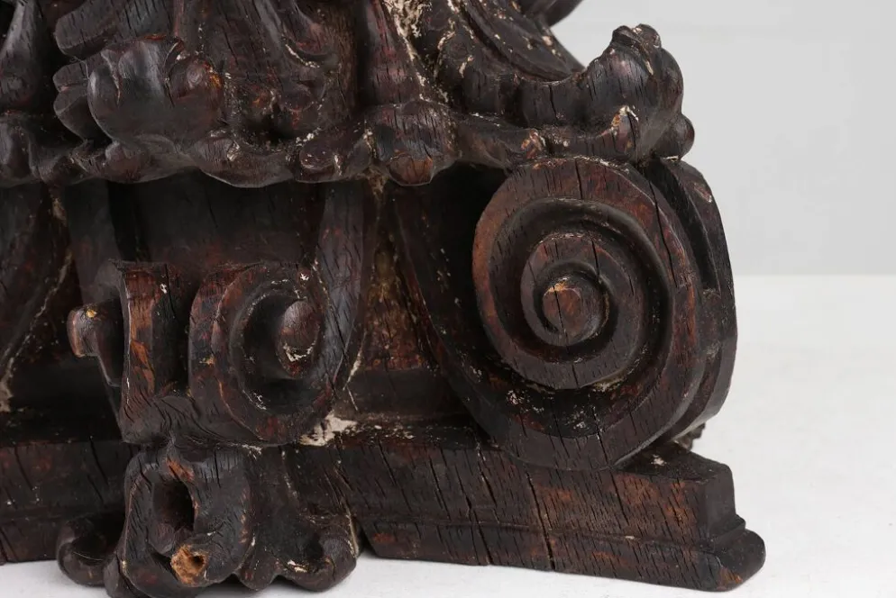 Un ancien chapiteau de colonne corinthienne sculpté à la main, France, XVIIIe siècle