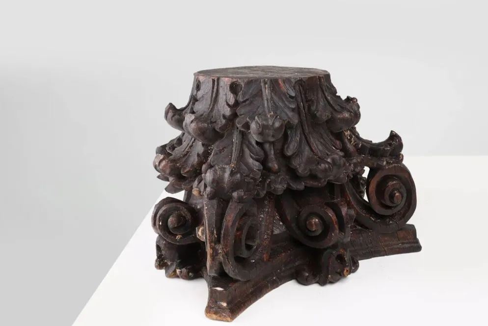 Un ancien chapiteau de colonne corinthienne sculpté à la main, France, XVIIIe siècle