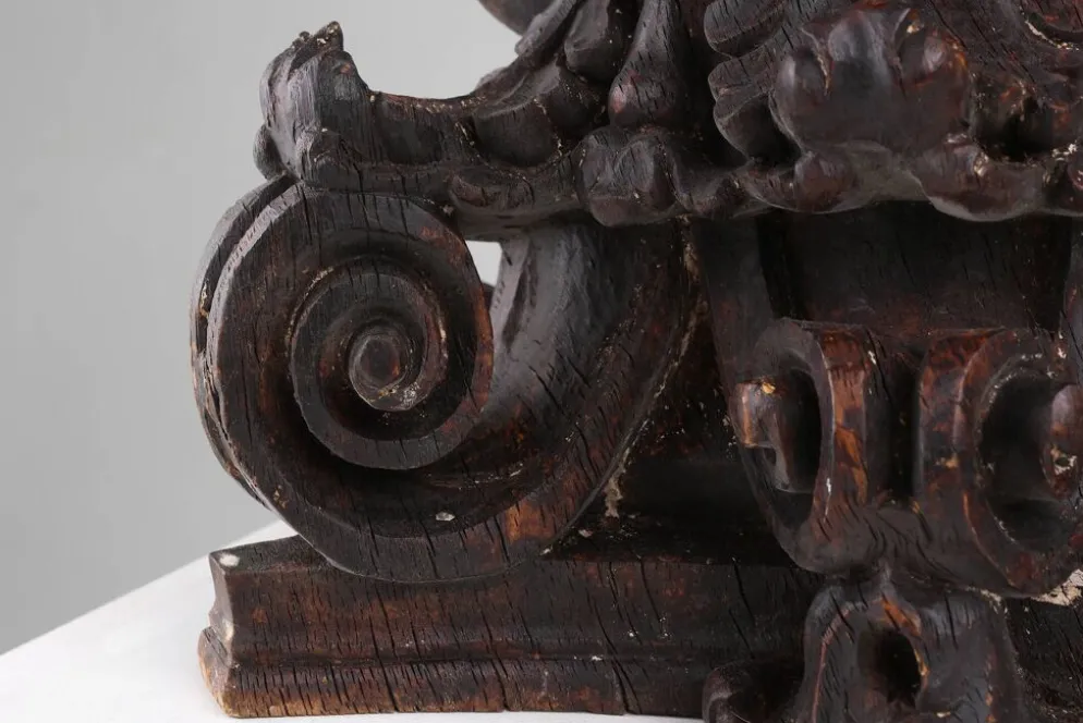 Un ancien chapiteau de colonne corinthienne sculpté à la main, France, XVIIIe siècle