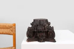 Un ancien chapiteau de colonne corinthienne sculpté à la main, France, XVIIIe siècle