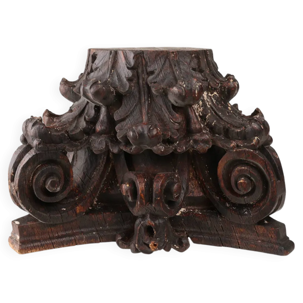 Un ancien chapiteau de colonne corinthienne sculpté à la main, France, XVIIIe siècle
