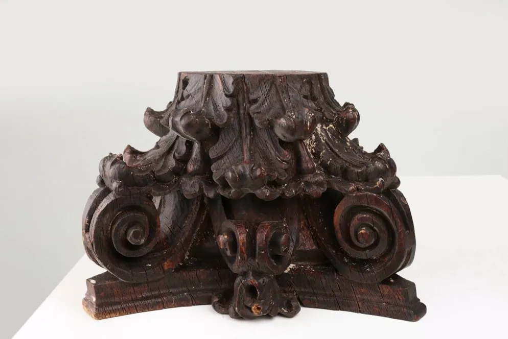 Un ancien chapiteau de colonne corinthienne sculpté à la main, France, XVIIIe siècle