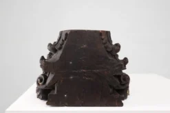 Un ancien chapiteau de colonne corinthienne sculpté à la main, France, XVIIIe siècle
