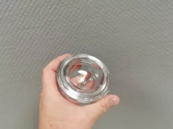 Un ensemble de bougeoirs iittala en verre transparent clair.