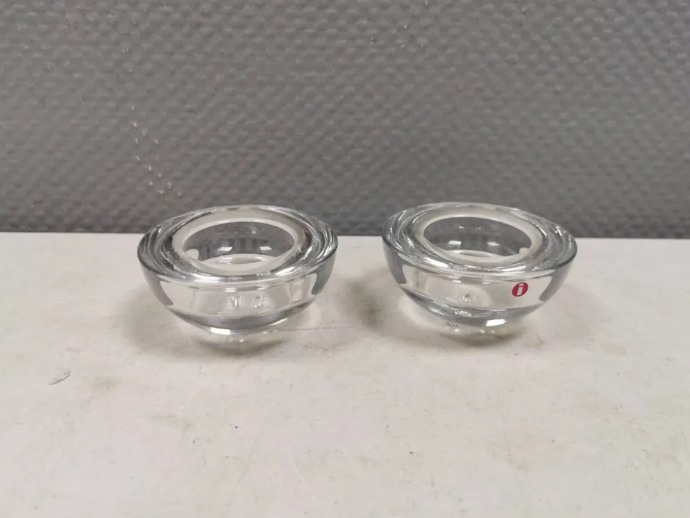 Un ensemble de bougeoirs iittala en verre transparent clair.